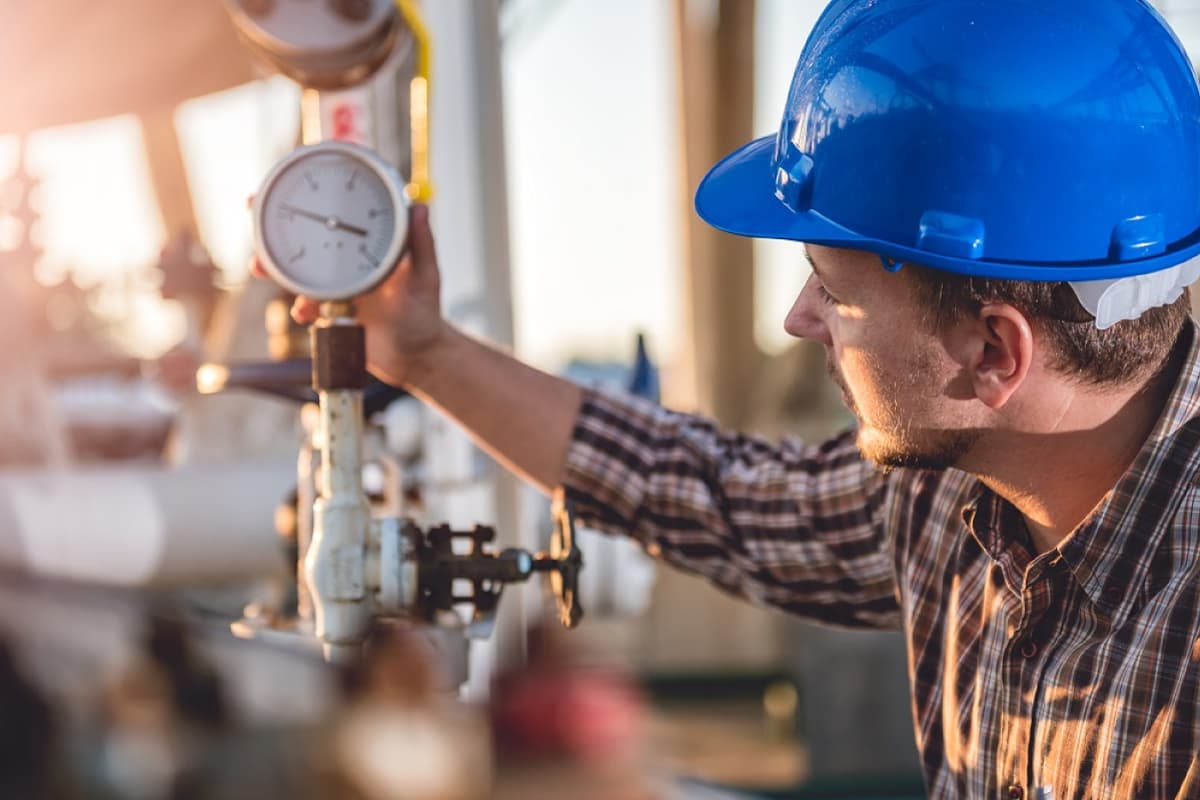 Técnico verificando la presión en una instalación de gas